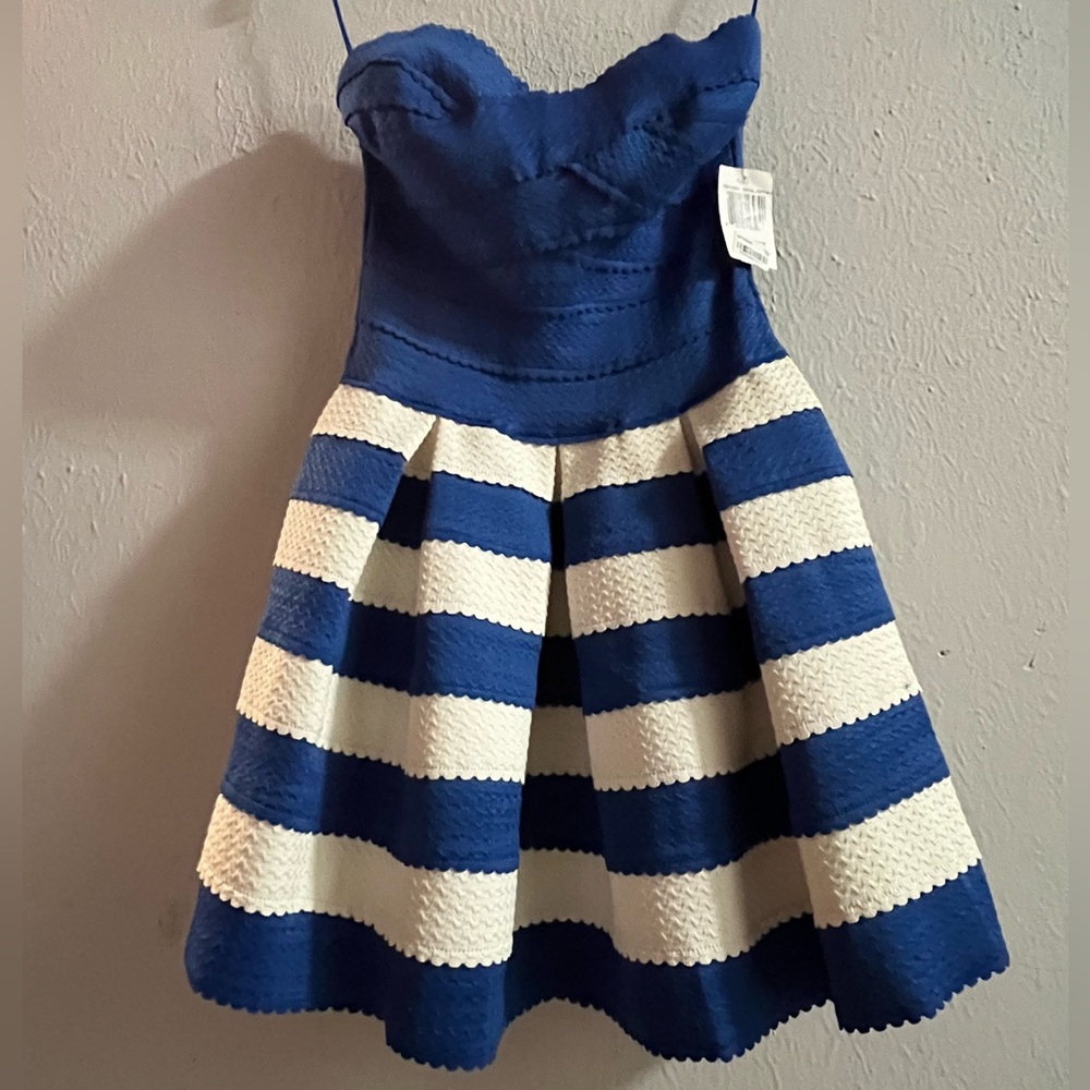 Woman’s strapless Dress